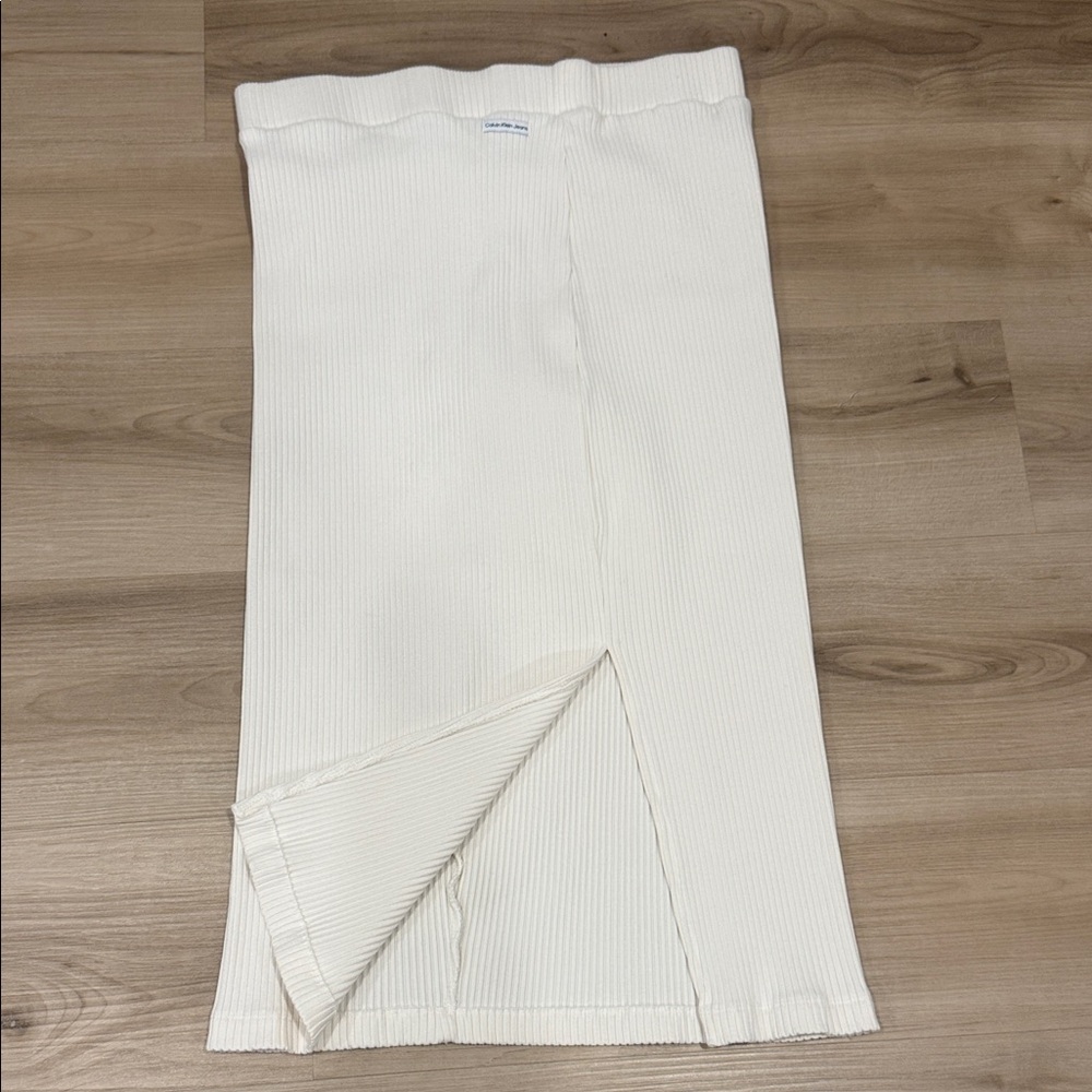 Calvin Klein XL White Ribbed Knit Skirt with 11in front slit